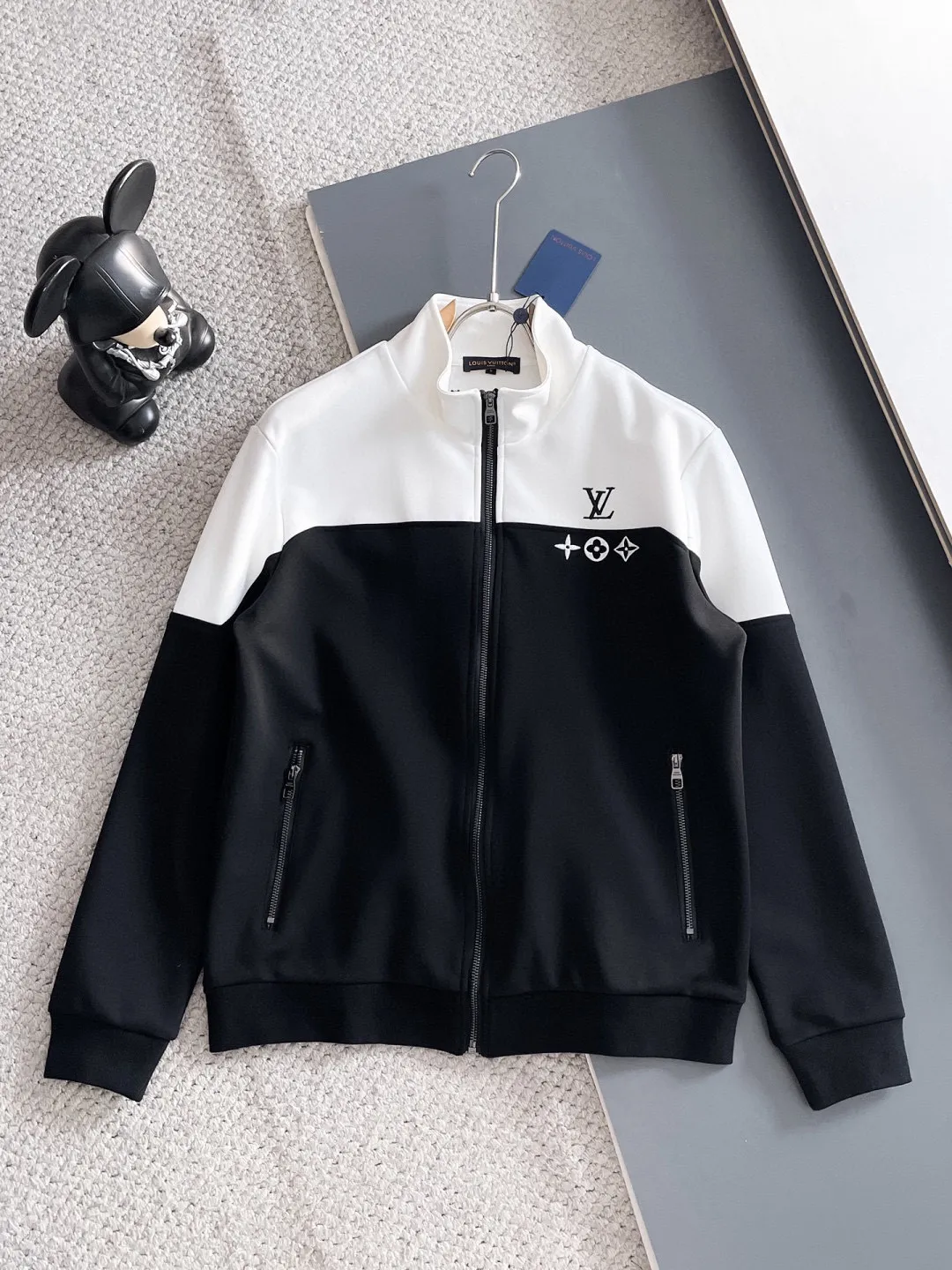 🅿️720 LV hot-selling suit is coming. Focus on the original version of the official website. 2025 new hot-selling cardigan suit. The original order is the best. 🇭🇰The meticulous work of top designers. It has a fitting and perfect upper body effect. All-natural high-quality Tencel Roman cotton 100%, close-fitting comfort, noble and elegant! Original hardware embodies elegance and nobility! Counter size: M-3XL (maximum wear up to 190 pounds)